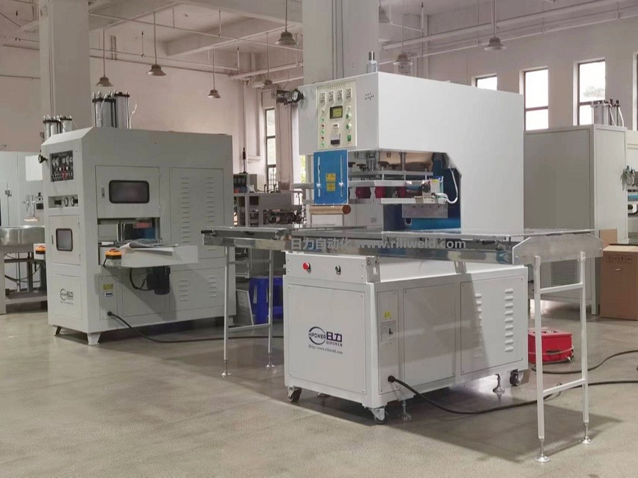 汽車地毯腳墊壓花熱合機 (3) 汽車地毯腳墊壓花熱合機 (3)